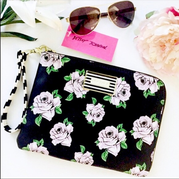 Betsey Johnson Handbags - NWT Betsey Johnson Wristlet/Clutch